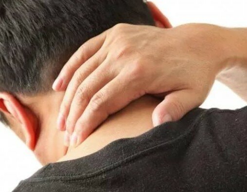 наклоняя голову вперед болит в затылке