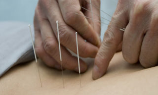 Защемило спину болит под лопаткой