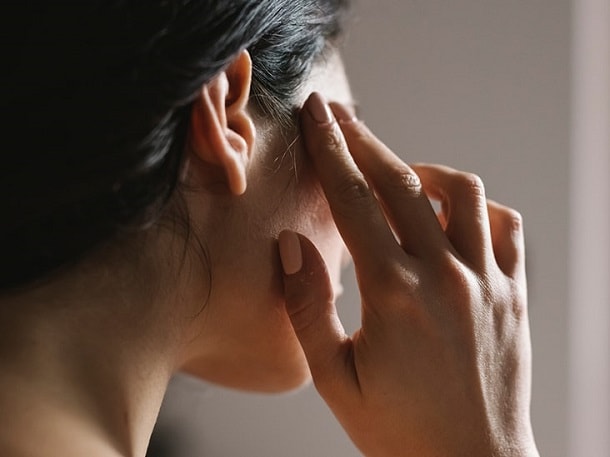 утончённый маникюр волосы за ушами