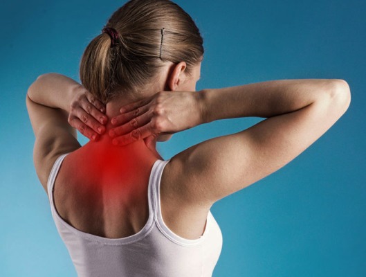 если болит и хрустит шея и спина